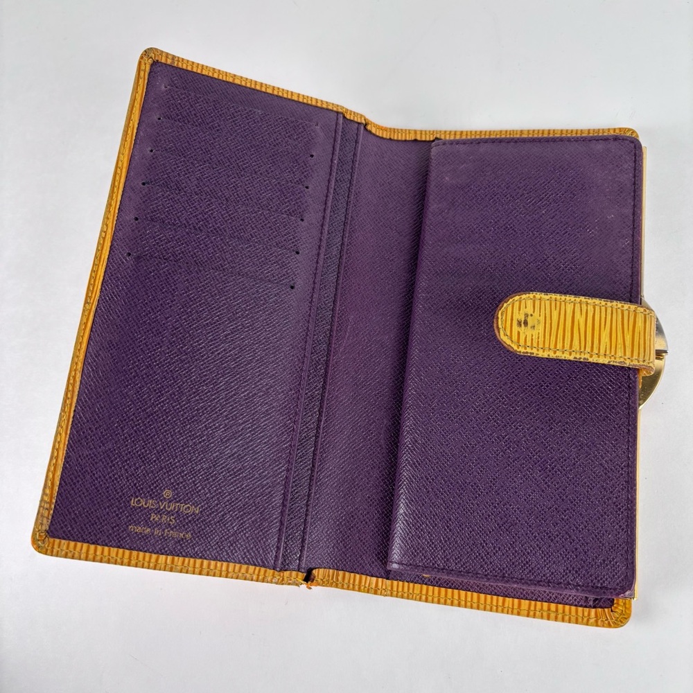 Authentic Louis Vuitton Vintage Epi Leather Wallet Kiss-Lock. **FINAL PRICE **